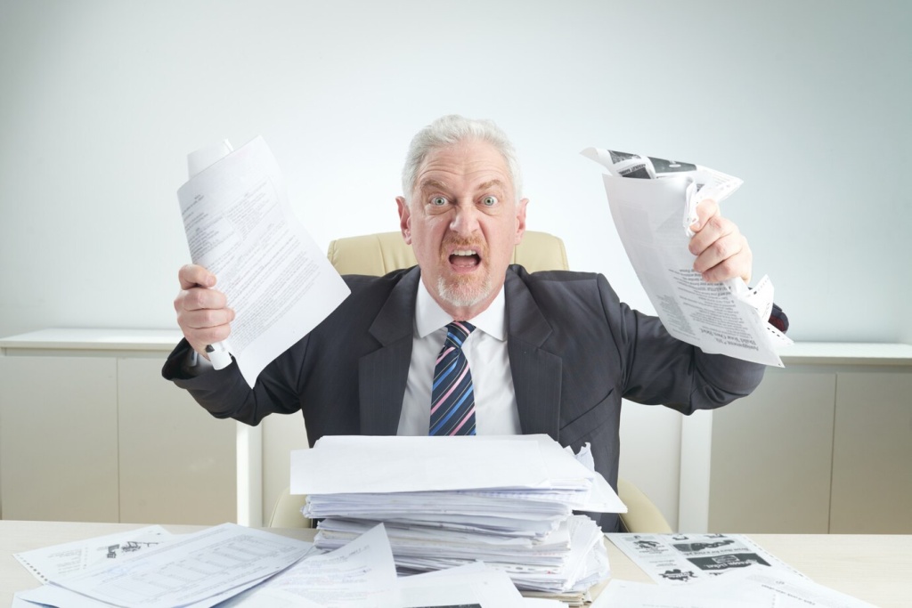 furious-manager-overwhelmed-by-work_1098-16752.jpg ярость
