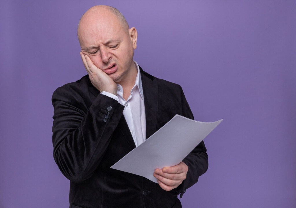 middle-aged-bald-man-suit-holding-blank-page-looking-tired-bored-standing-purple-wall_141793-62042.jpg фиолетовый фон