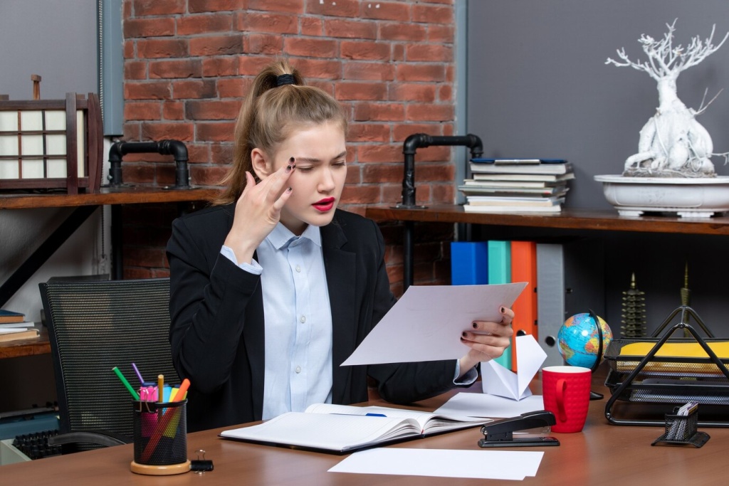 top-view-concentrated-young-woman-sitting-table-holding-document-reading-something-carefully-office_140725-106171.jpg кирпич