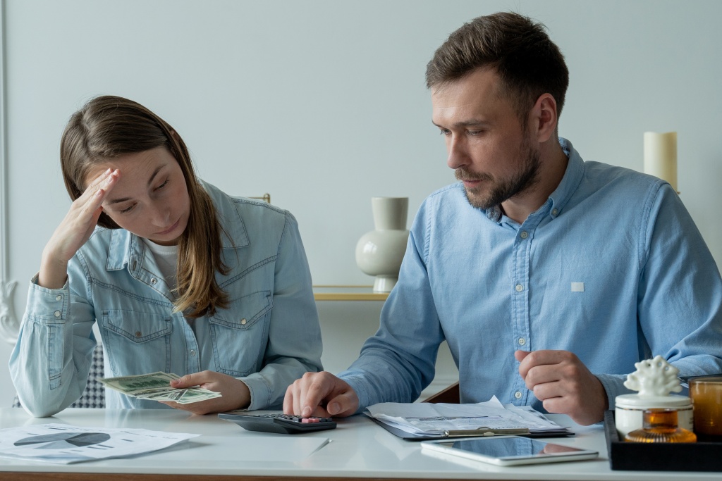 young-married-couple-sitting-living-room-table-studying-papers-makes-calculations-calculator-studies-family-budget.jpg деньги
