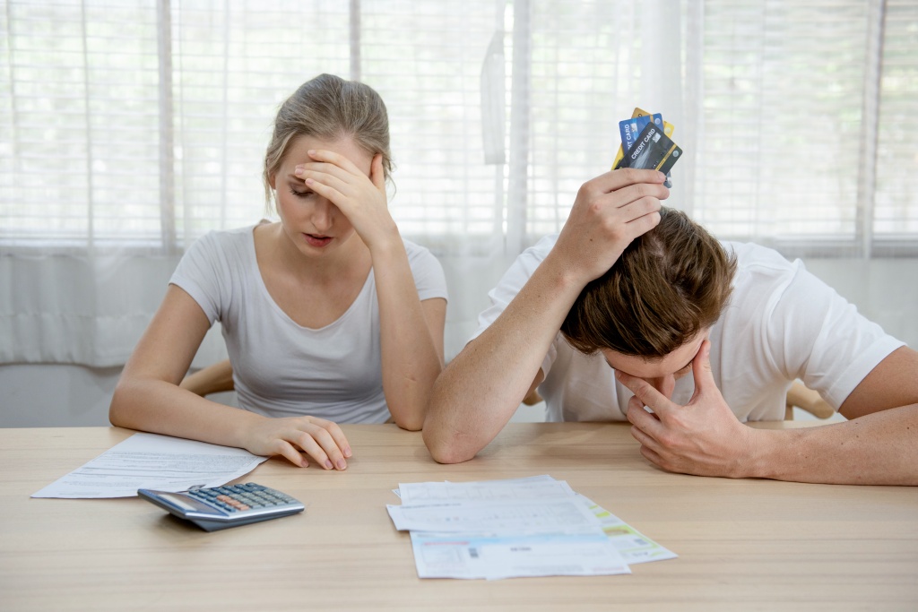 young-caucasian-couple-worried-need-help-stress-home-living-room-sofa-accounting-debt-bills-bank-papers-expenses-payments-feeling-desperate-bad-financial-situation-bankruptcy.jpg грусть