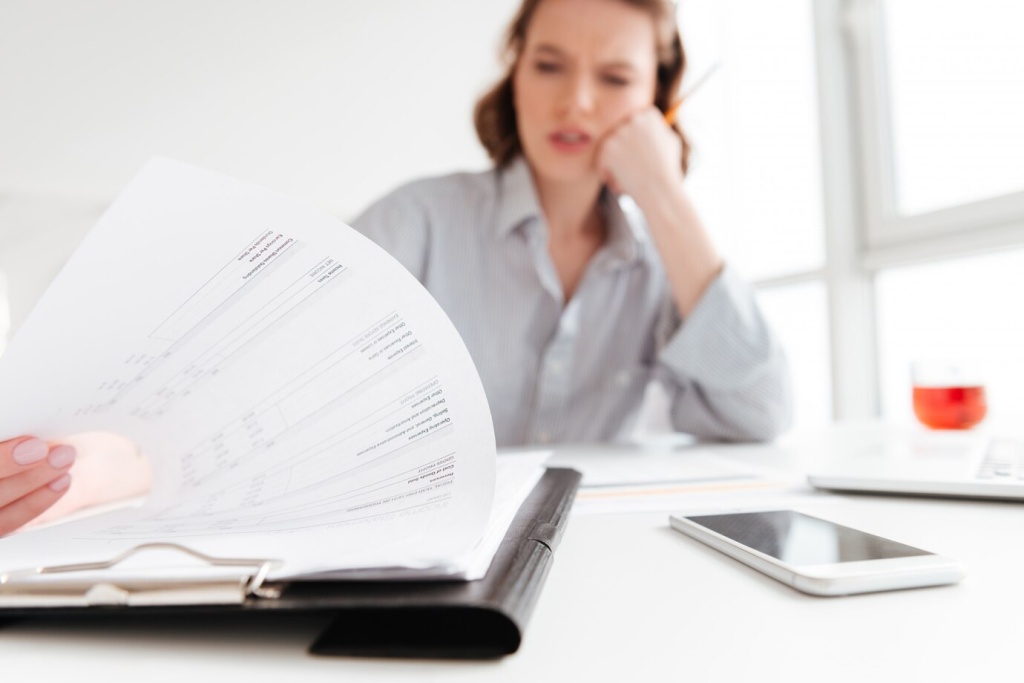 serious-brunette-woman-reading-papers-while-siting-workplace-light-aparment-selective-focus-document_171337-13091.jpg телефон